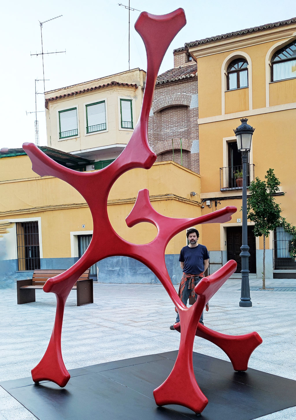 Gran Enrroscada Roja. 336x253x208