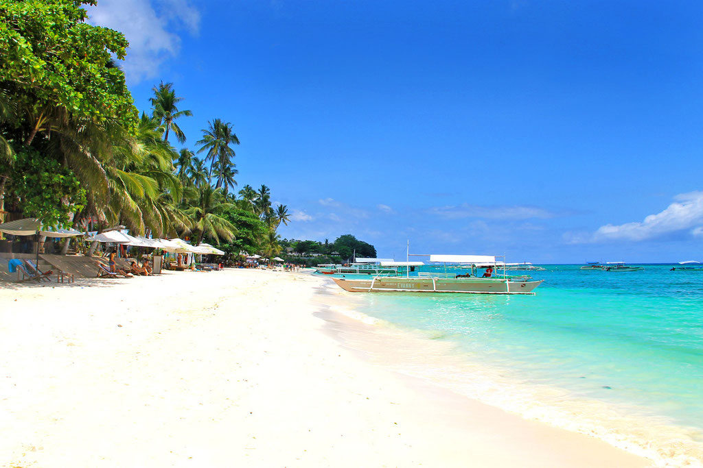 This is right in front of Hayahay Resort: the beautiful Alona Beach, Panglao, Bohol, Philippines 2013 © Sabrina Iovino | JustOneWayTicket.com