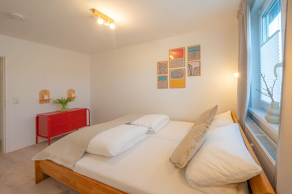MEERPAUSE Apartment - Nordlicht - Schlafzimmer mit Ankleide