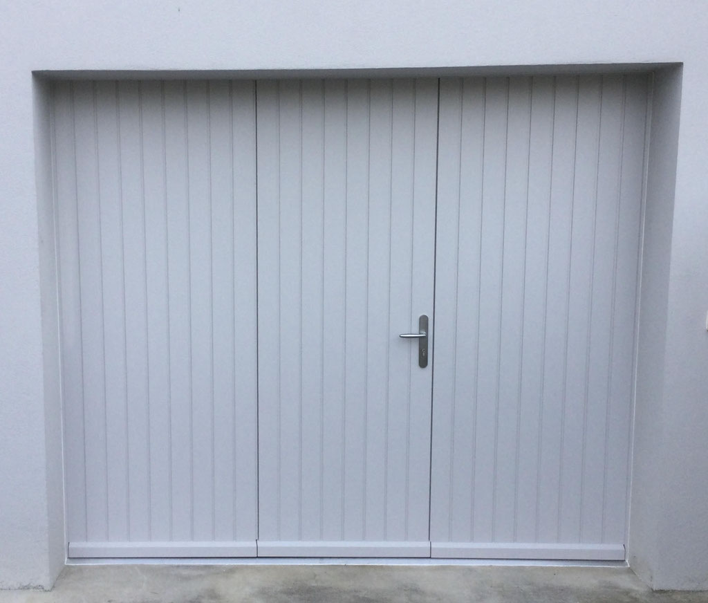 Porte de garage en bois peint