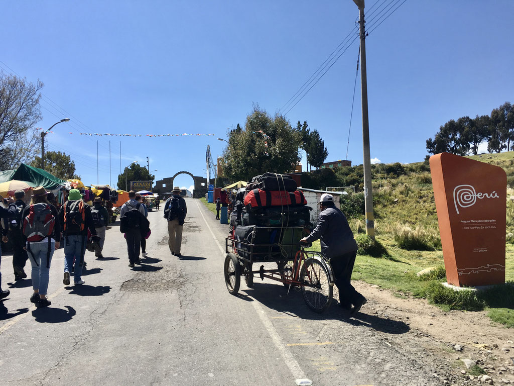 Grenzübergang von Peru nach Bolivien.
