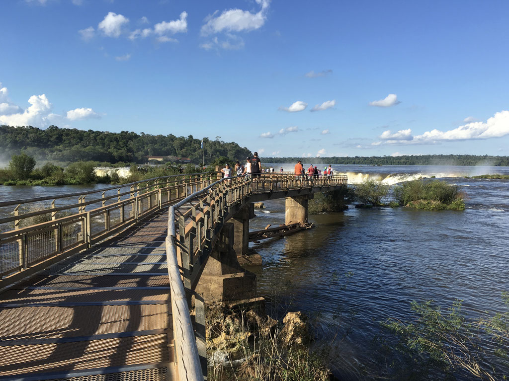 Nur noch dieser lange Steg trennt uns vom Teufelsschlund, dem spektakulärsten Wasserfall