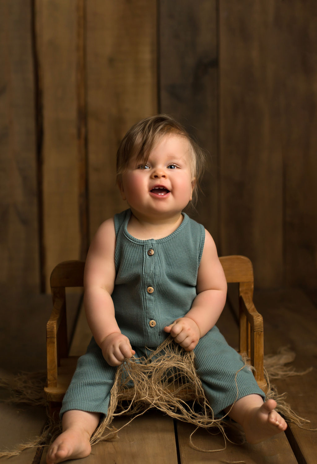 Junge im schicken Outfit in einer rustikalen Holzkulisse beim Kinder-Fotoshooting Hamburg