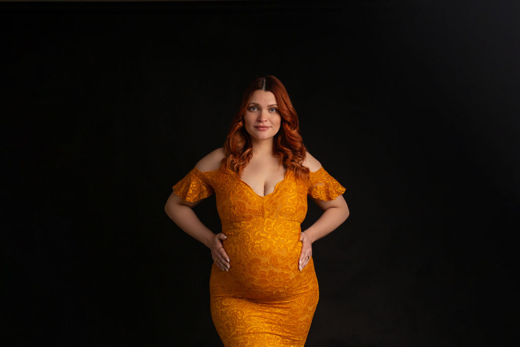 Cleane und moderne Babybauchfotografie im Studio Hamburg