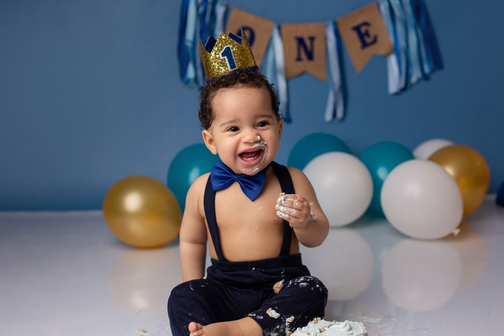 Lustiges und ungestelltes Cake Smash Portrait im Fotostudio Hamburg