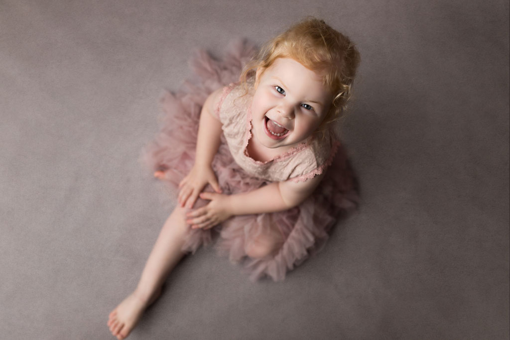 Kleines Mädchen im eleganten rosa Kleid im Fotostudio Hamburg