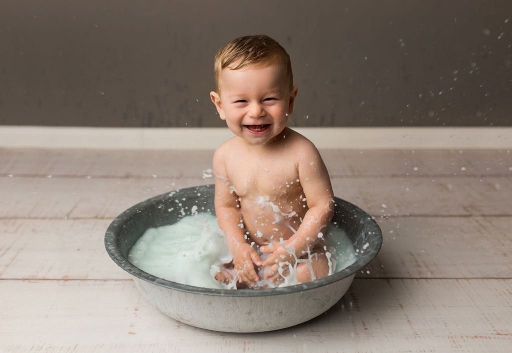 Ästhetische und helle Babyfotografie in einer Zinkwanne mit Milchbad
