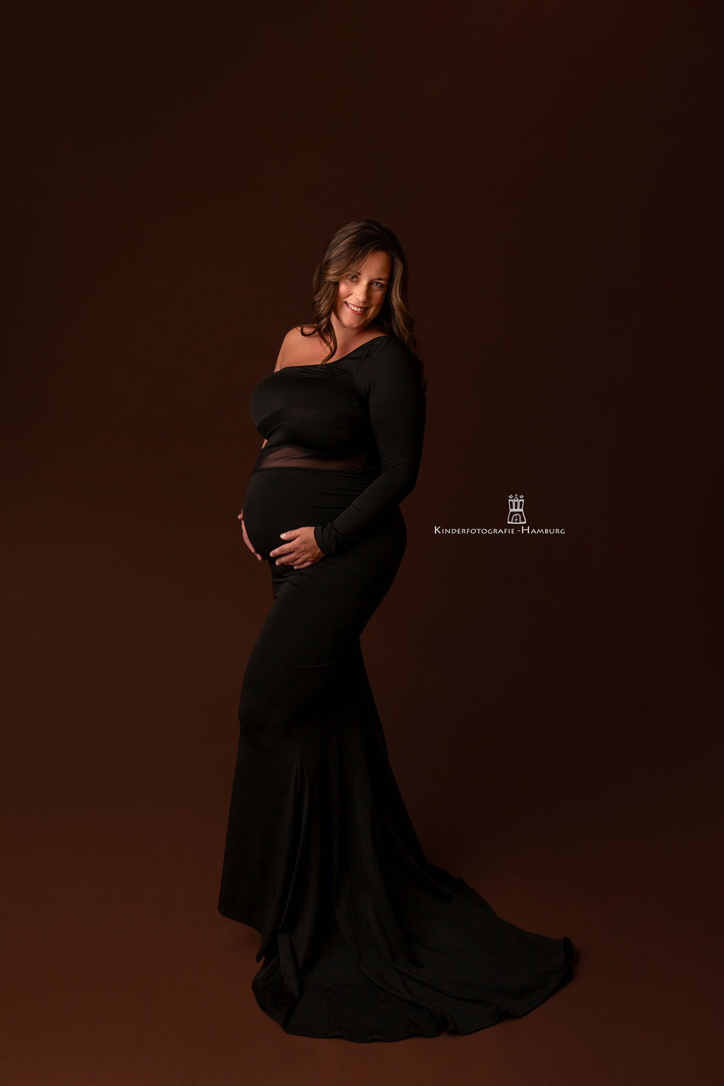 Elegantes Babybauch-Shooting im Studio mit Fokus auf die Silhouette