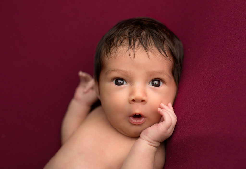 Lustiger und erstaunter Gesichtsausdruck bei einem Baby-Fotoshooting in Rahlstedt