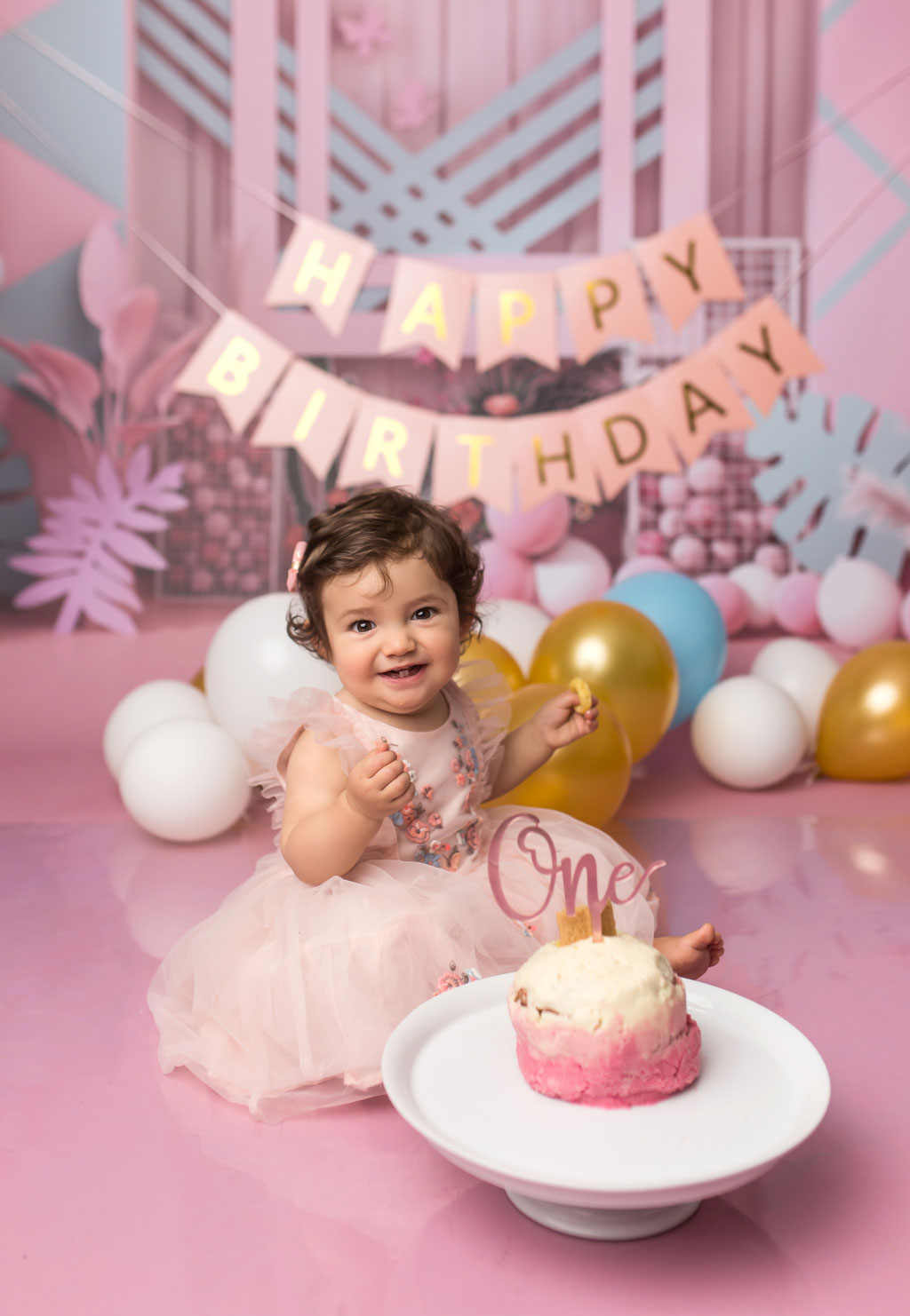 Süßes Mädchen beim Smash-the-Cake-Shooting vor einem rosa Hintergrund in Rahlstedt