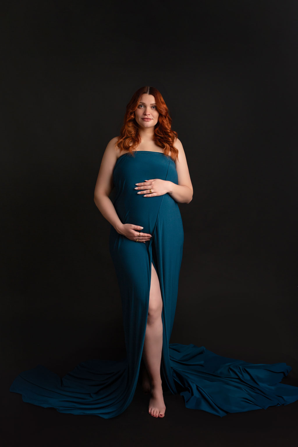 Puristisches und edles Babybauch-Portrait im Studio