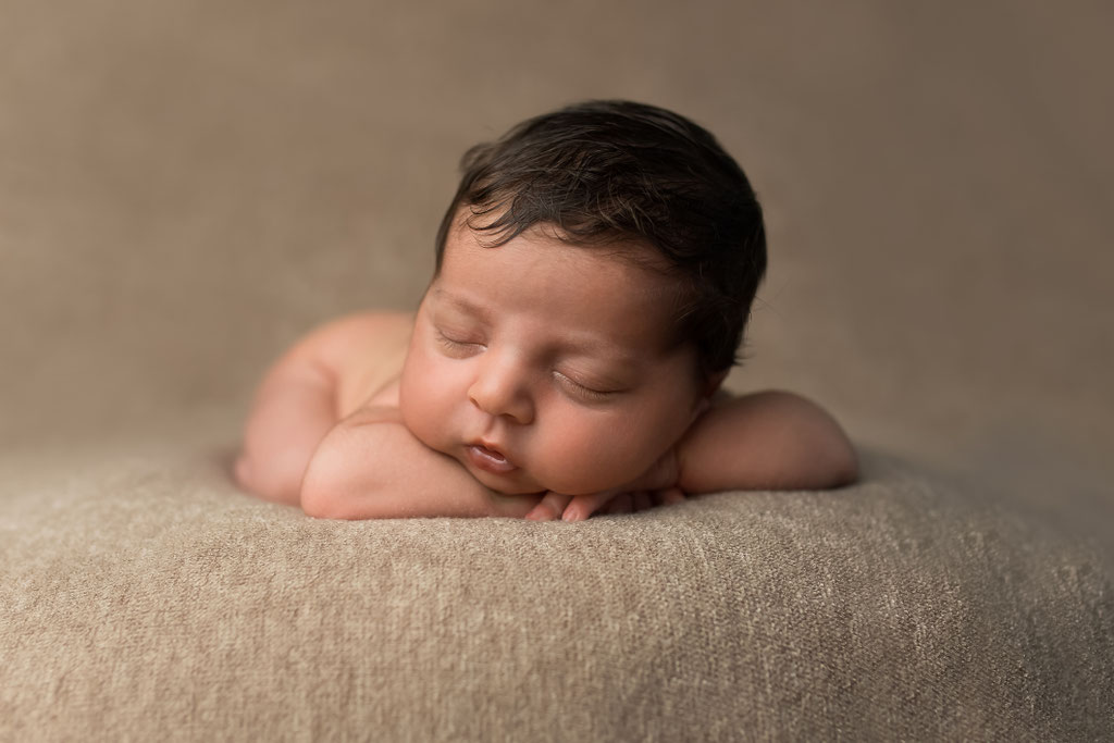 Posed Newborn Photography im gemütlichen Studio in Hamburg