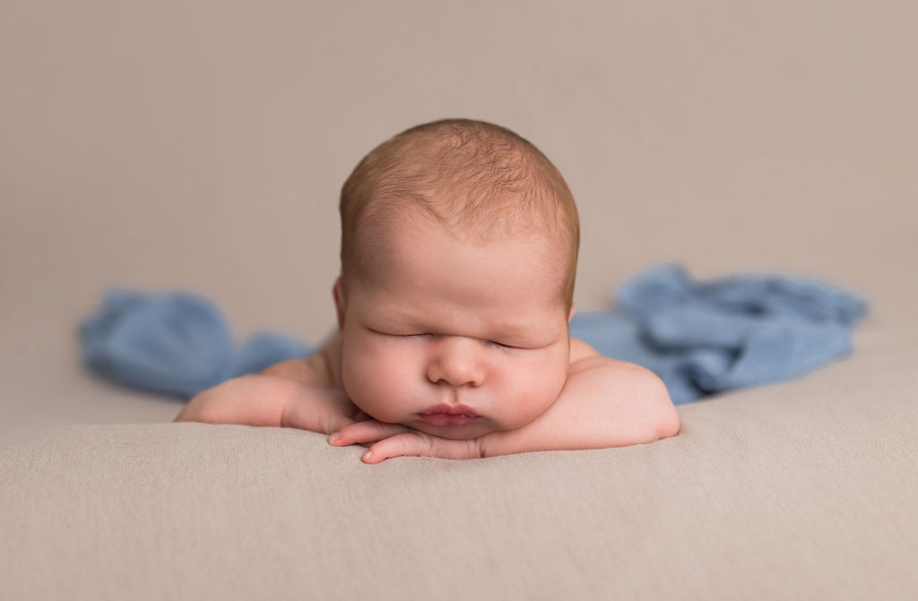 Neugeborenenbild im zeitlosen Boho-Stil im Fotostudio mit Requisiten