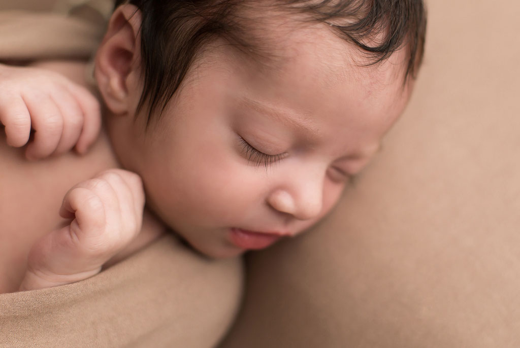 Fine Art Babyfotografie mit Fokus auf die feinen Details in Rahlstedt