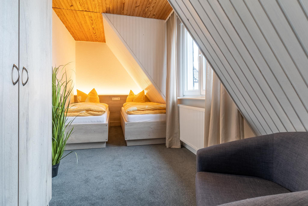 Schlafzimmer mit zwei Einzelbetten
