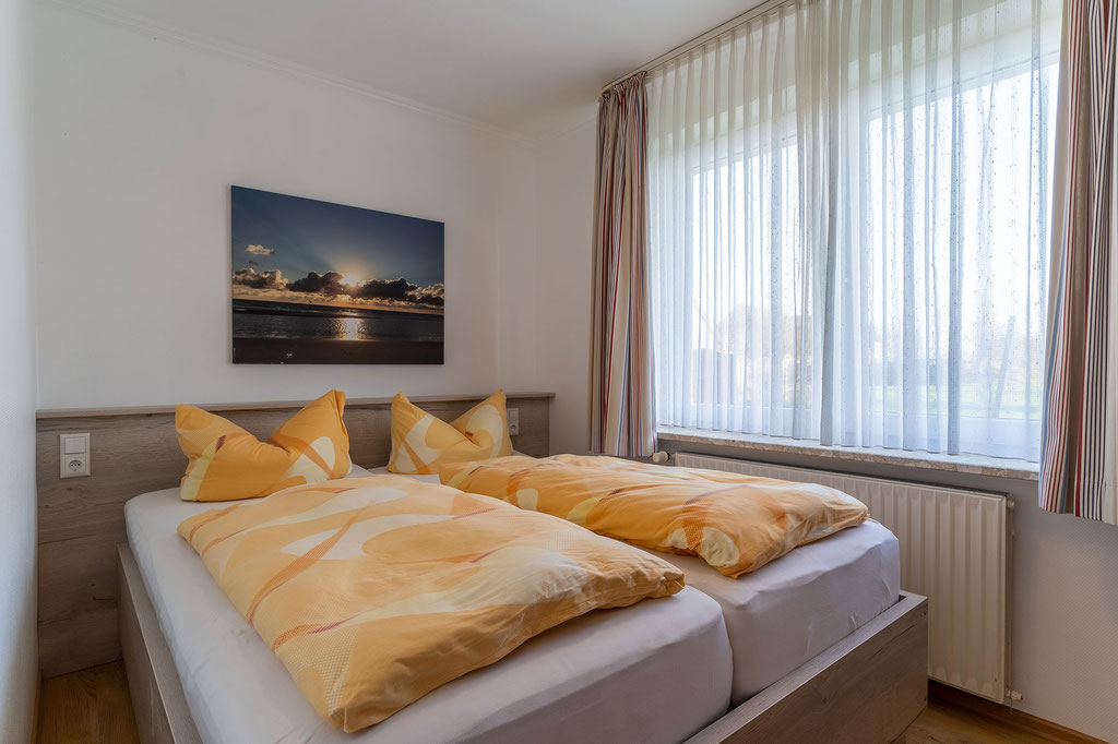 Schlafzimmer mit Doppelbett 