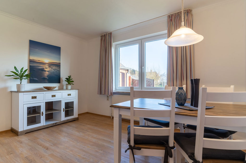 Wohn- und Essbereich mit TV
