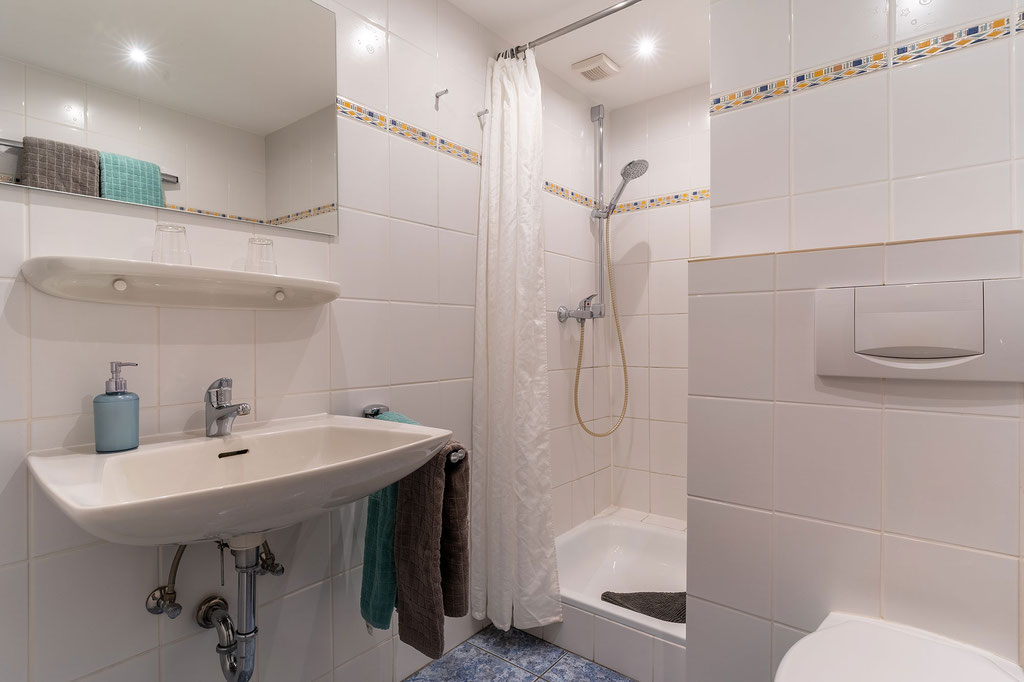 Badezimmer mit Dusche und WC
