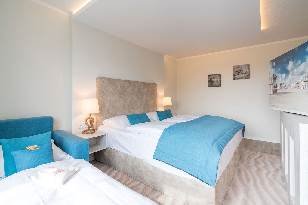 Doppelbett und Schlafcouch für 2-3 Personen