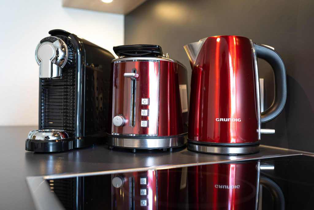 Kapsel-Kaffeemaschine, Wasserkocher und Toaster
