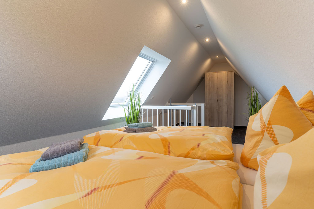 Schlafzimmer mit Kleiderschrank im Dachgeschoss