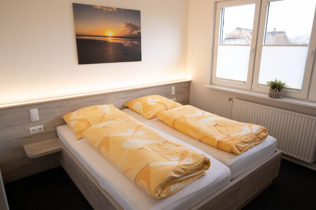 Schlafzimmer mit Doppelbett im 1. Obergeschoss