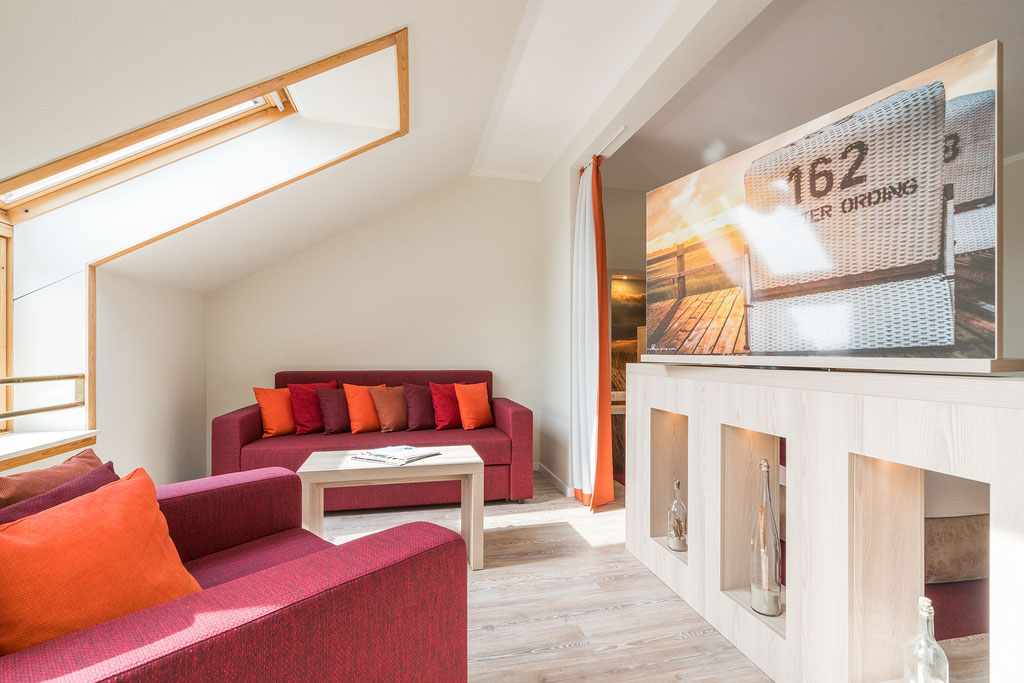 eine Schlafcouch und zwei Sessel bieten extra Platz