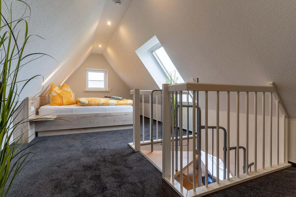 Doppelbett im Schlafzimmer im Dachgeschoss