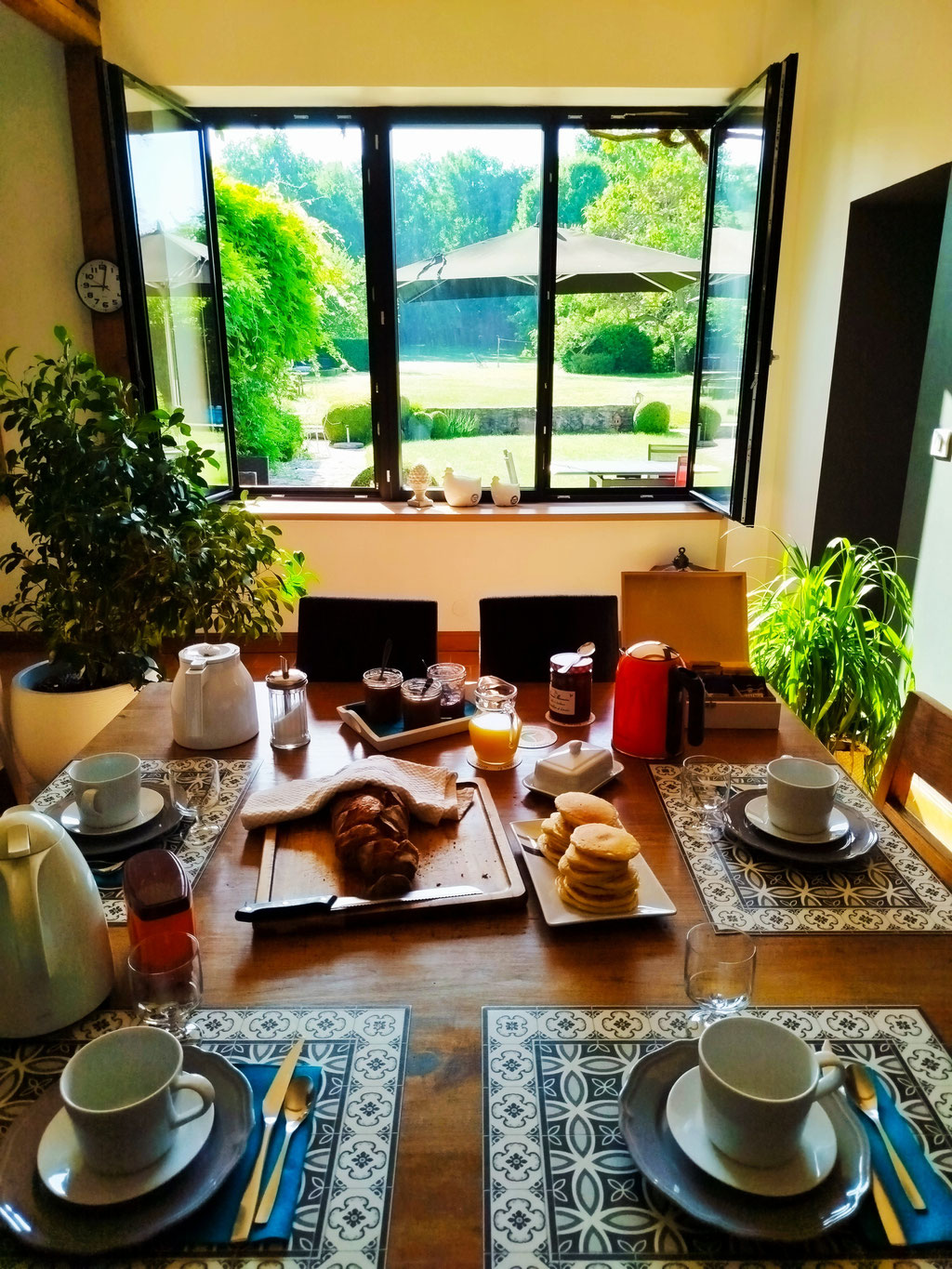 Prenez votre petit déjeuner face au jardin - Chez Cilia Oise