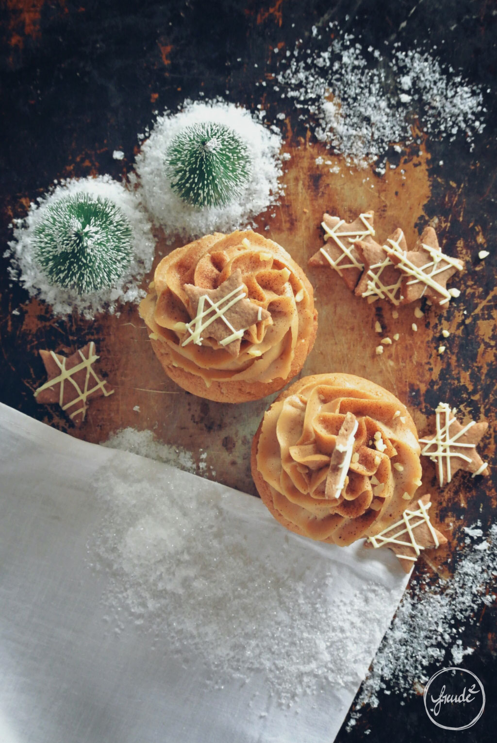 Marzipan, Mandel Muffins mit einem Hauch Zimt und Spekulatius Topping