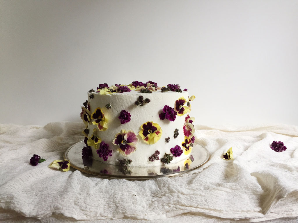 Torte mit essbaren Blüten (Foto: Süße Poesie)