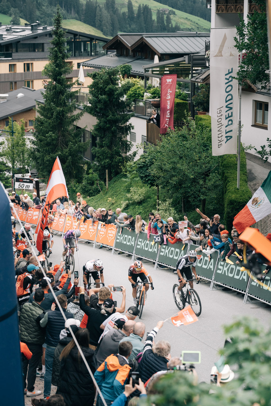 Überall gab es großen Zuschauerzuspruch, wie hier in St. Johann/Alpendorf.©Florian Scheible