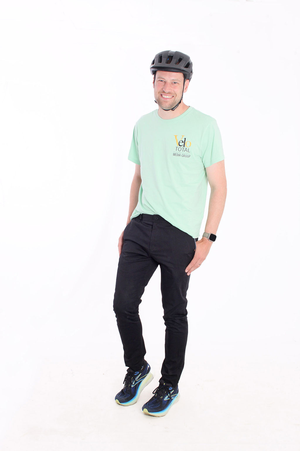 Mit der Cycling Chino Black präsentiert das Münchner Label SANVT eine Hose, die sich gezielt an urbane Pendler richtet. ©Velototal Fabian Bodem