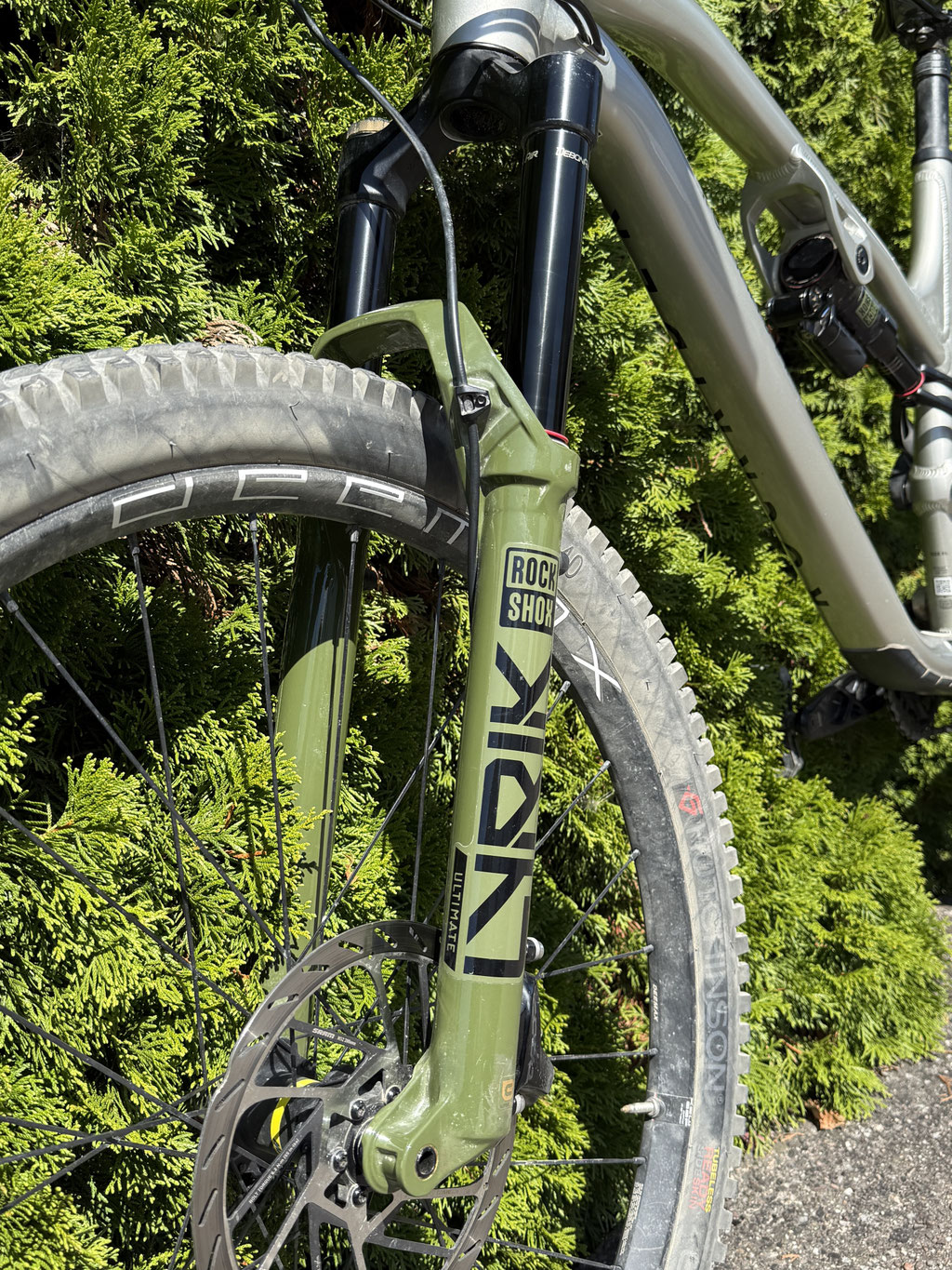 Bremsleistung Hydraulische 4-Kolben Scheibenbremsen mit 200 mm Scheiben ©Velototal