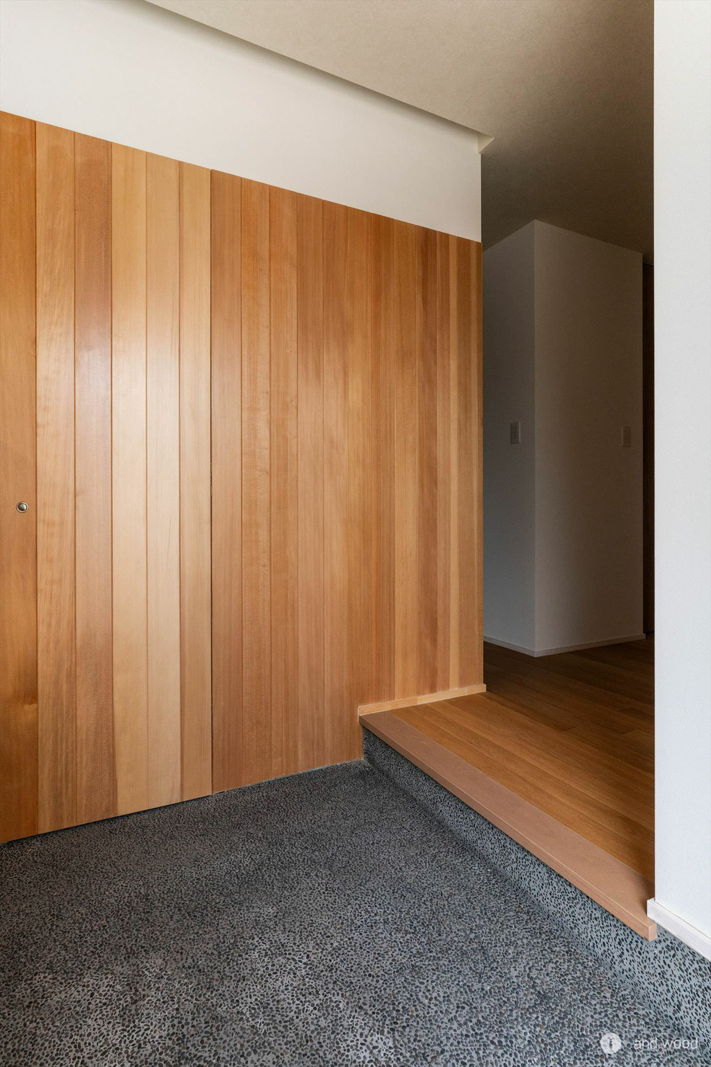 アガチス 羽目板 玄関 新築戸建 andwood アンドウッド 施工例 1