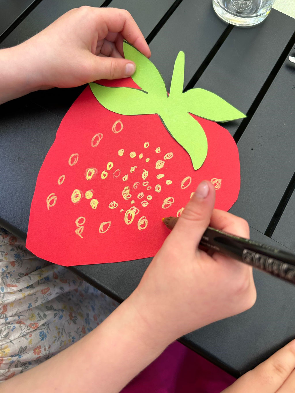 Wir wurden von unseren Nachbarn zum Erdbeerfest eingeladen. Die Köchin verwöhnte uns mal wieder mit köstlichen Überraschungen. Die Kinder malten die Erdbeeren für die Bewohner an und zum Schluss wurde noch ein Lied gesungen. Ein rundum schöner Tag!