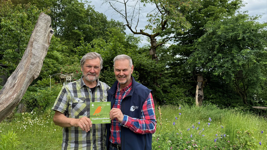 Auszeichnung mit der Plakette "Vogelfreundlicher Garten" (Foto: Andreas Märtlbauer)