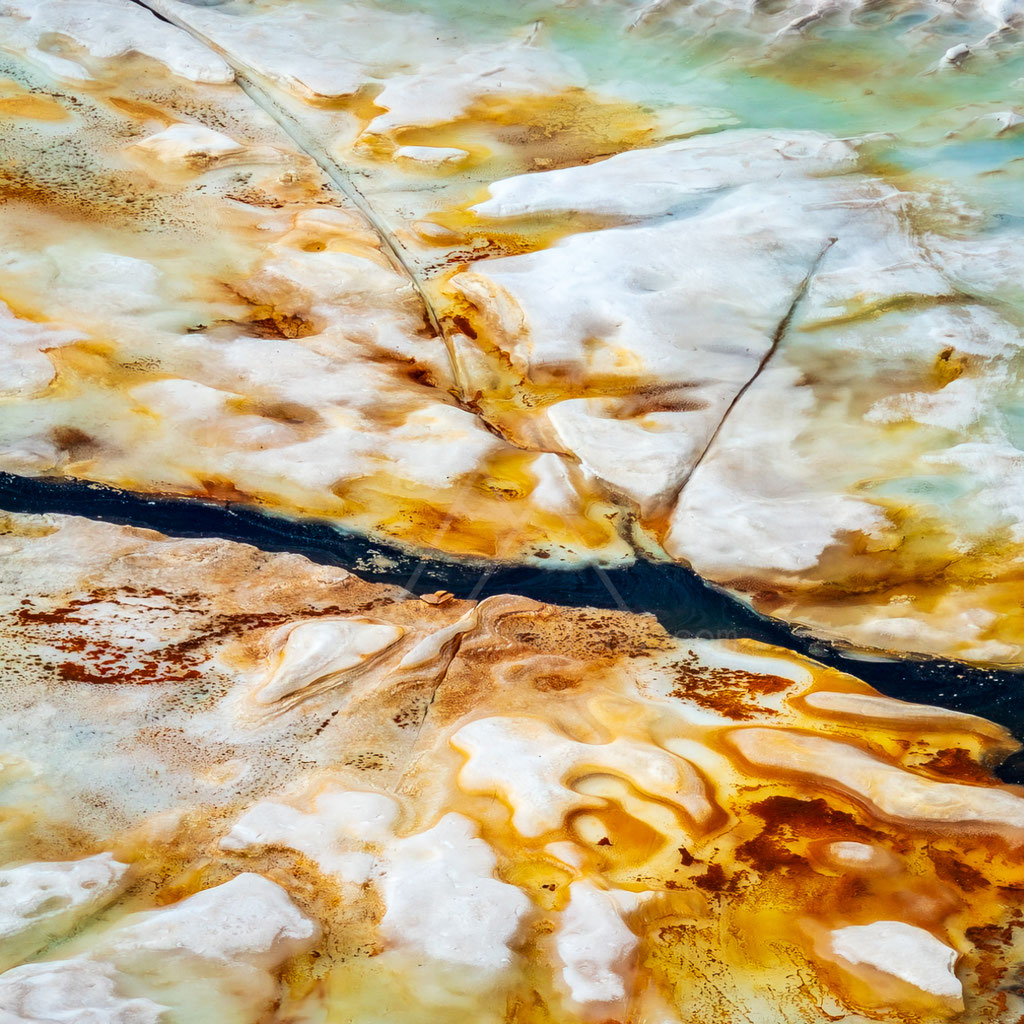 Bergsee im Frühsommer: Farbenspiel in Schnee und Eis durch Schmelzwasser mit eisenhaltigem, oxidiertem Gestein - Pflerschtal, Südtirol