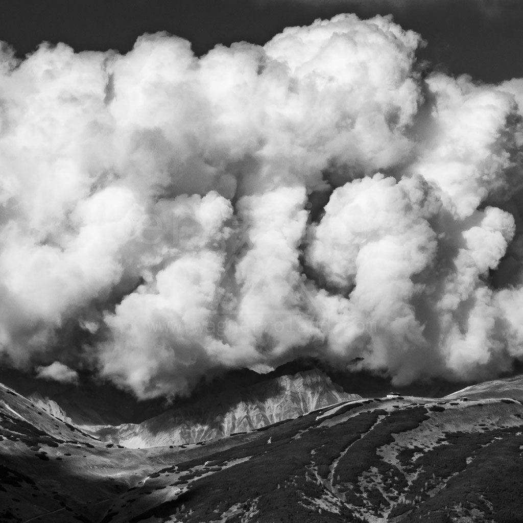 Geradezu winzig wirkt die Blaserhütte (2.176m) vor der massiven Wolkenwand über der Innsbrucker Nordkette