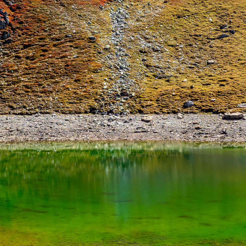 Eine unwirklich grüne Färbung findet sich am Ramsgrubner See (ca. 2350m) unterhalb der Schöberspitzen - Schmirntal, Tirol