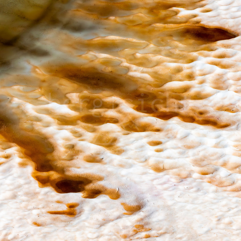 Bergsee im Frühsommer: Farbenspiel in Schnee und Eis durch Schmelzwasser mit eisenhaltigem, oxidiertem Gestein - Pflerschtal, Südtirol