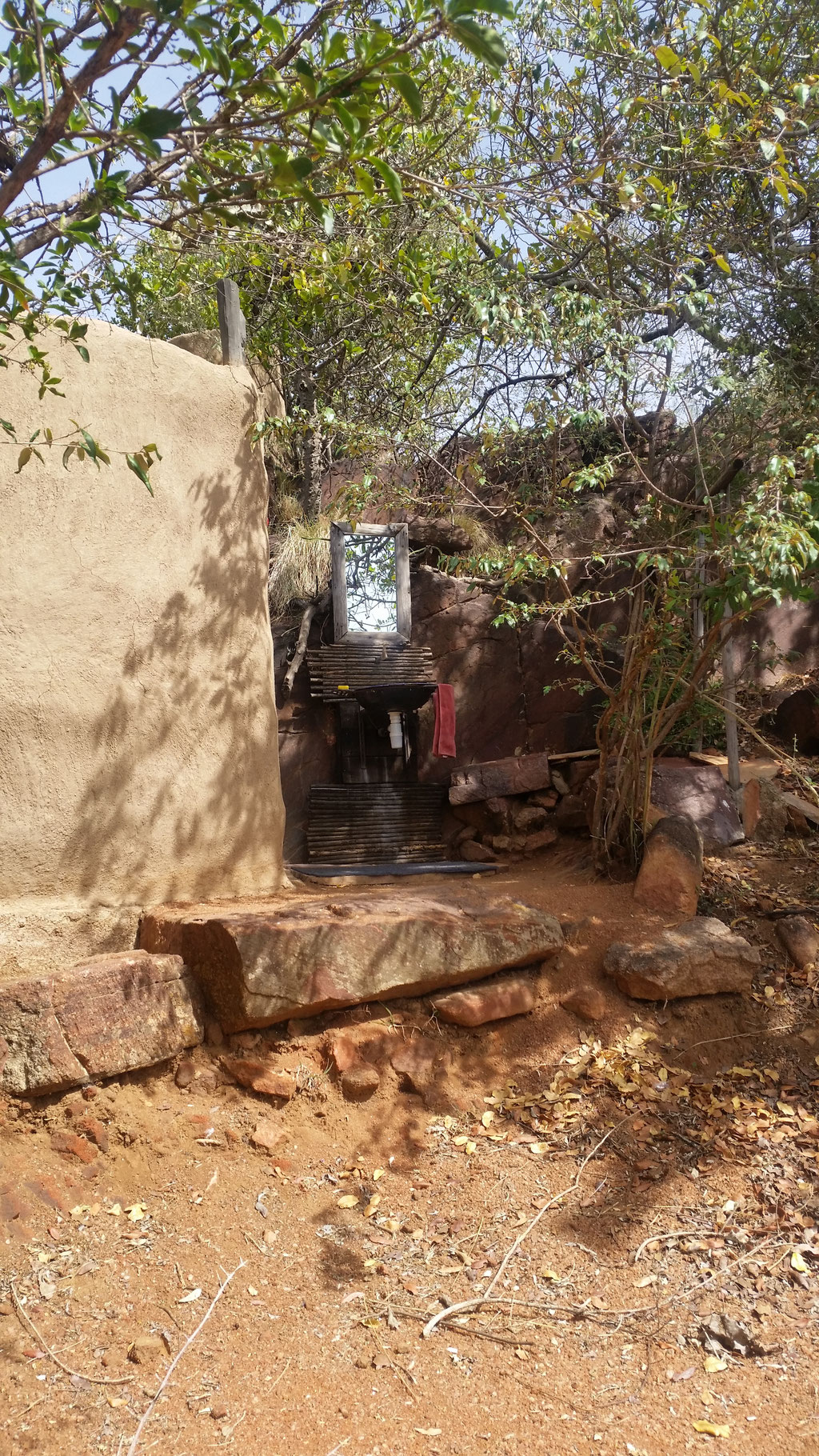 Petit lavabo devant la douche