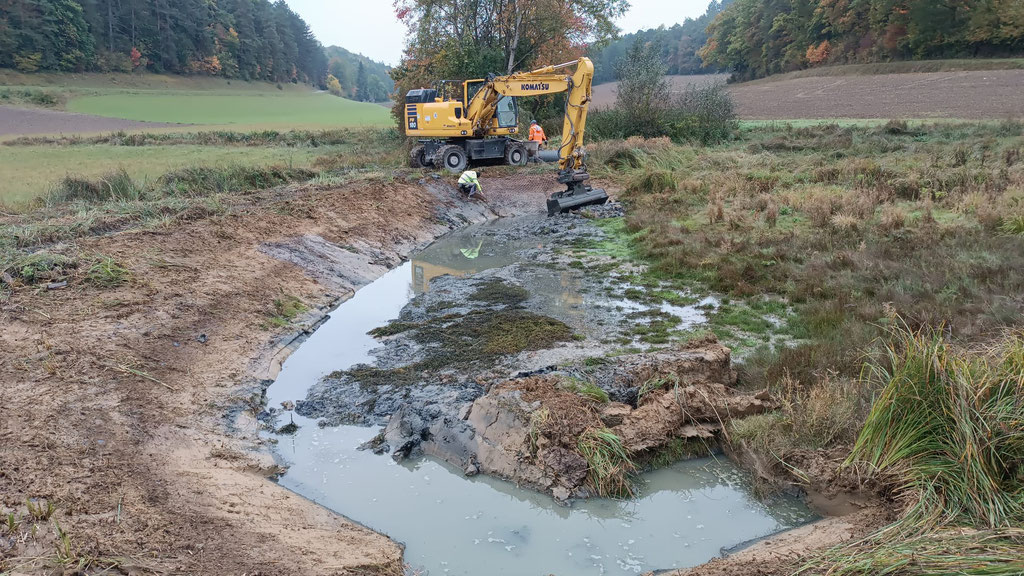 Der Faulschlamm wurde ausgebaggert und für das "Zudecken" des Drahtes verwendet.