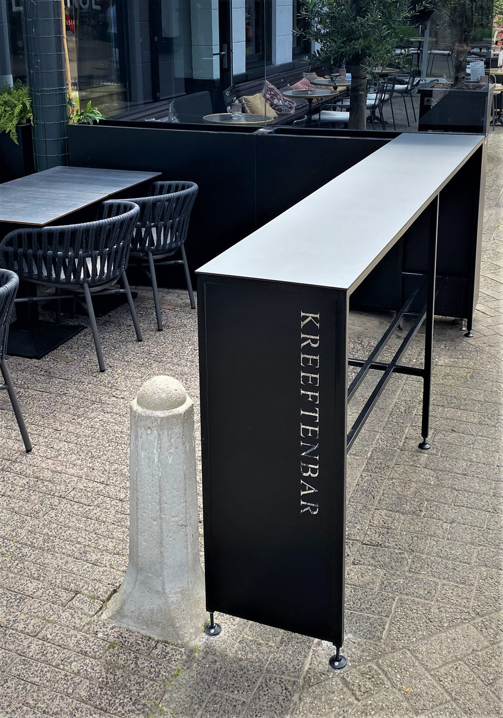 Maatwerk statafels voor Kreeftenbar Eindhoven. Met trespa blad en lasergesneden logo uit staal. Hoogte verstelbaar