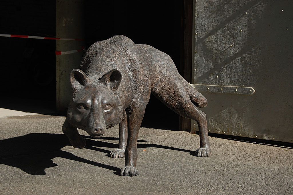 'Wolf' // Skulptur: Deike Heeren // Polysterol, Spachtel, H 70 cm