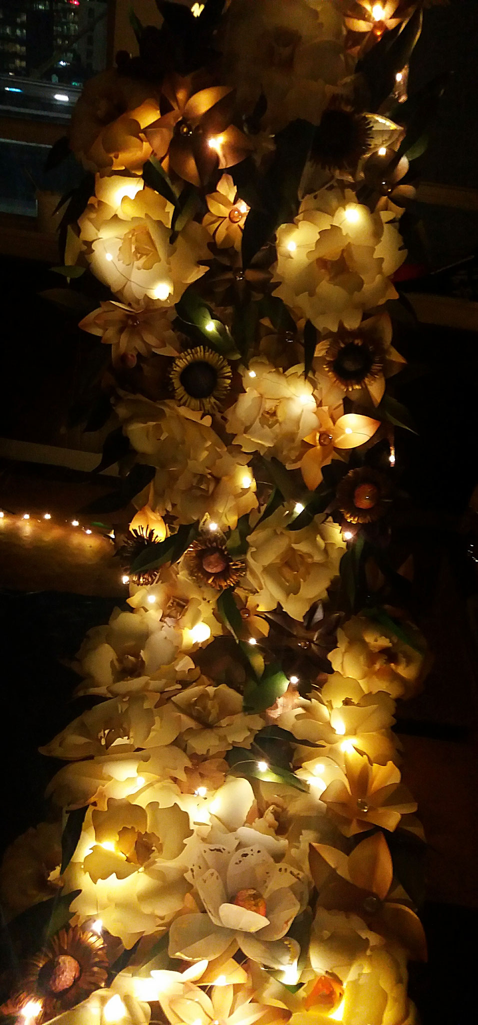 decorazione natalizia, fiori di carta fatti a mano