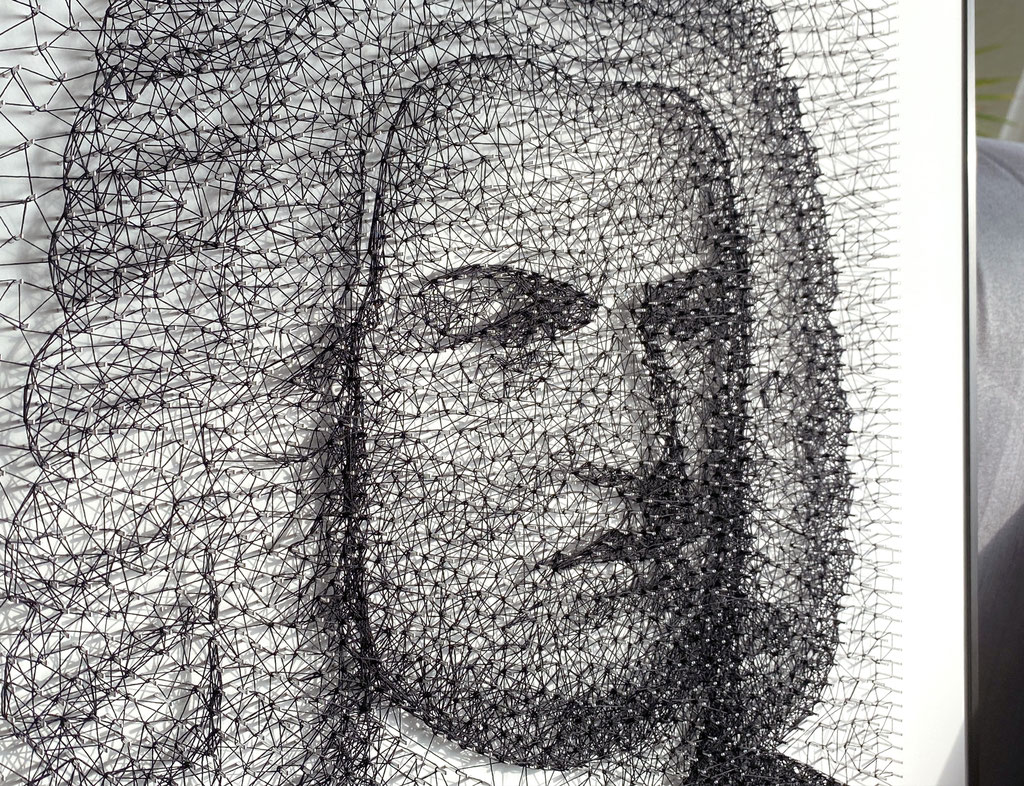 Bach-Porträt als Fadenbild.