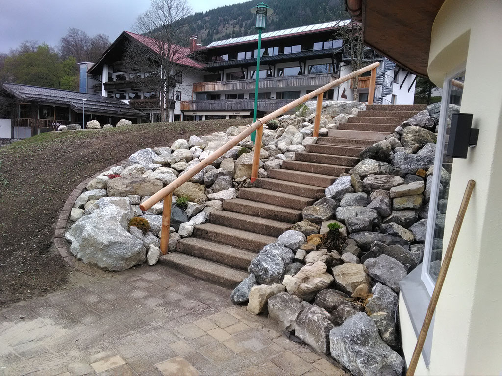 Treppe mit Steingarten