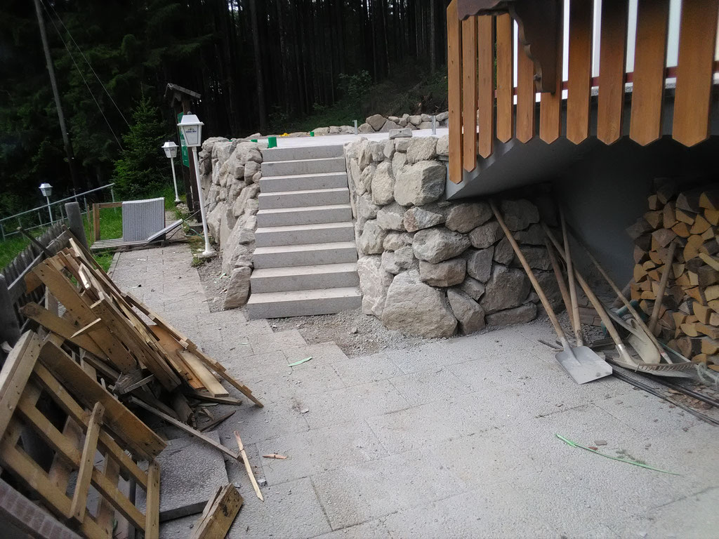 Treppe mit Graniteinfassung