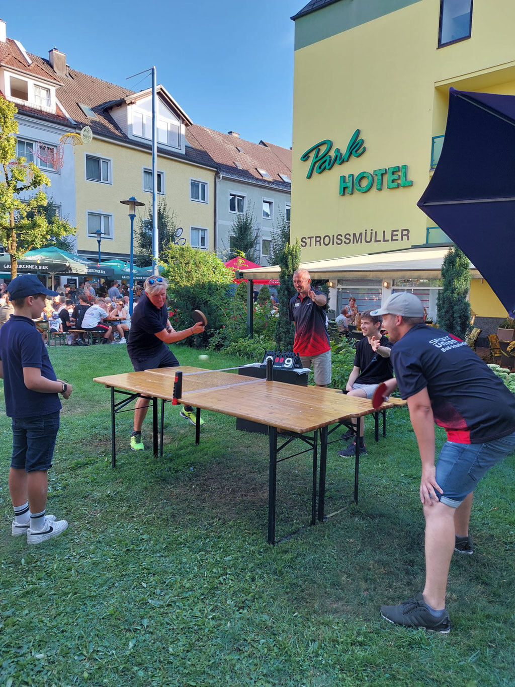 Vereinsobmann Hans-Jörg Scholl ist Experte am Biertisch :-)